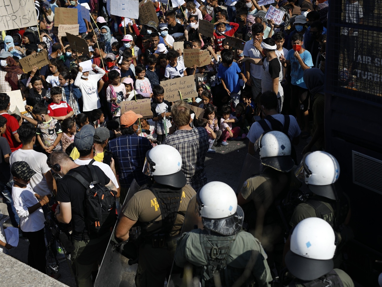 Grécka poriadková polícia použila slzotvorný plyn proti protestujúcim migrantom