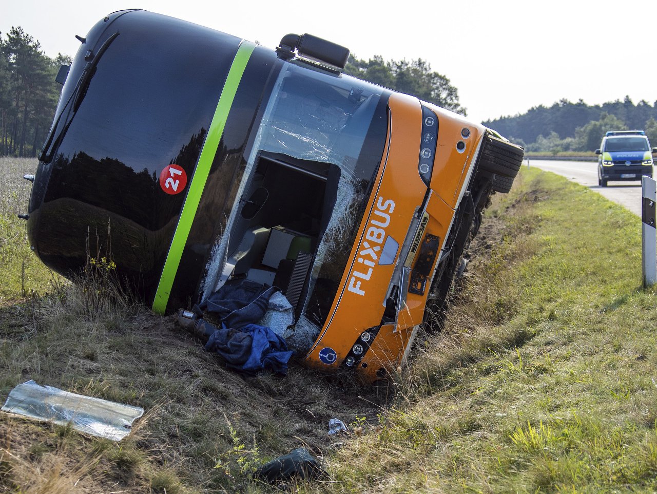 Na snímke pohľad na miesto nehody diaľkového autobusu na diaľnici A24 blízko mesta nemeckého Wöbbelin v spolkovej krajine Meklenbursko-Predpomoransko