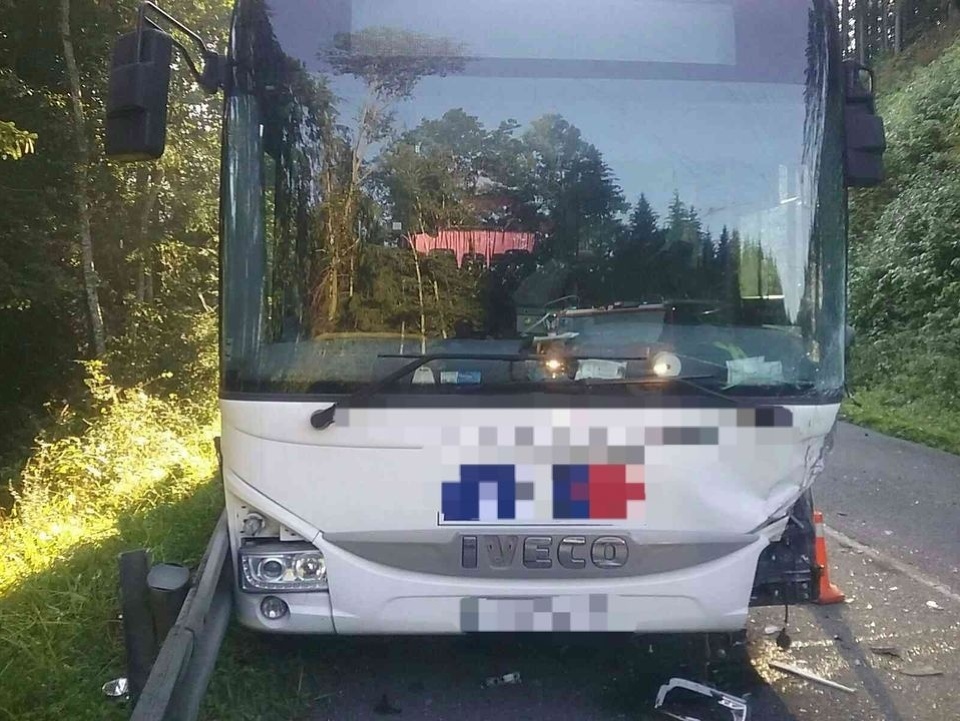 Pri dvoch ranných nehodách autobusov došlo k zraneniam.