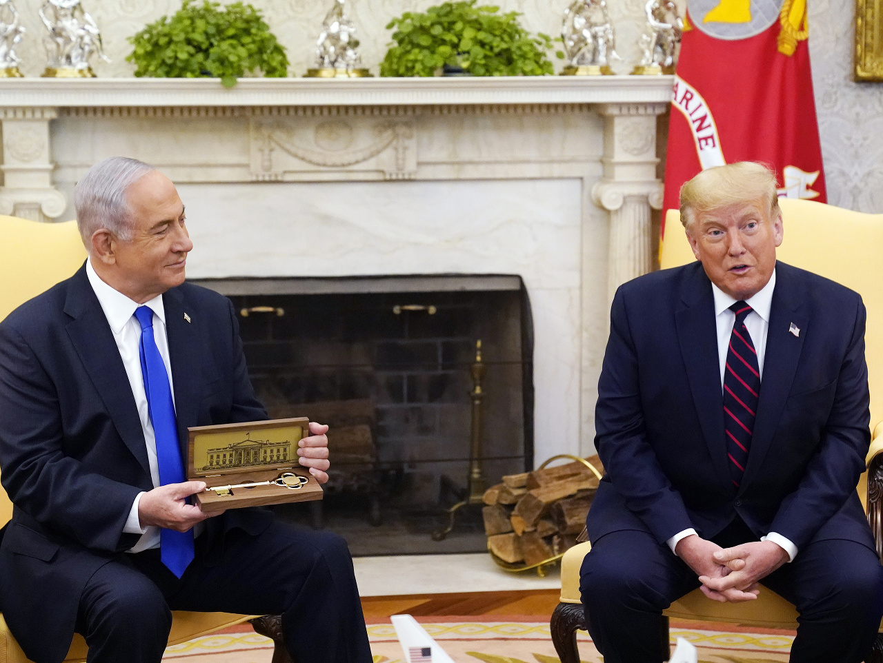 Americký prezident Donald Trump (vpravo) a izraelský premiér Benjamin Netanjahu počas stretnutia v Bielom dome vo Washingtone