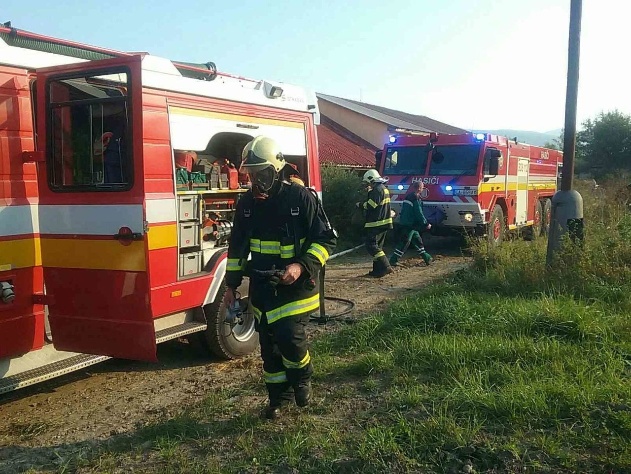 Hasiči likvidujú požiar maštale v obci Stará Bystrica