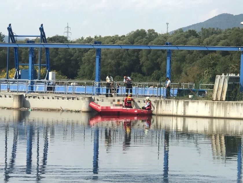 Polícia prijala oznámenie, že pri malej vodnej elektrárni v obci Šalková bolo nájdené telo človeka. 