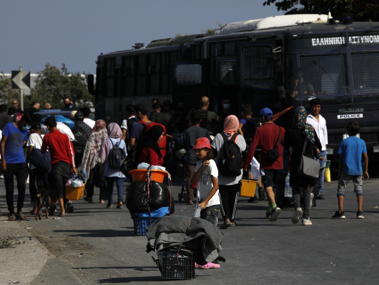 Migranti sa presúvajú so svojimi vecami z tábora Morie do mesta Mytilene na gréckom ostrove Lesbos
