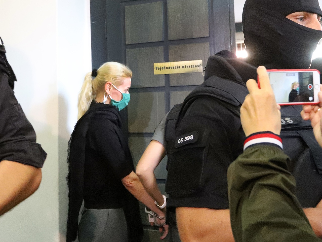 Na snímke obvinenú bývalú štátnu tajomníčku ministerstva spravodlivosti SR za Smer-SD Moniku Jankovskú odvádzajú zo Špecializovaného trestného súdu v Banskej Bystrici, ktorý má rozhodnúť o predĺžení väzby.