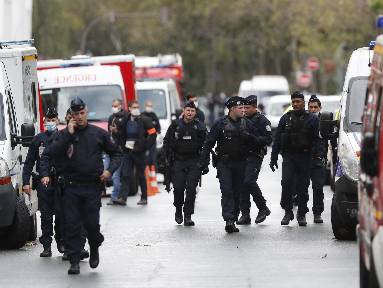 Francúzska polícia zasahuje na mieste útoku.