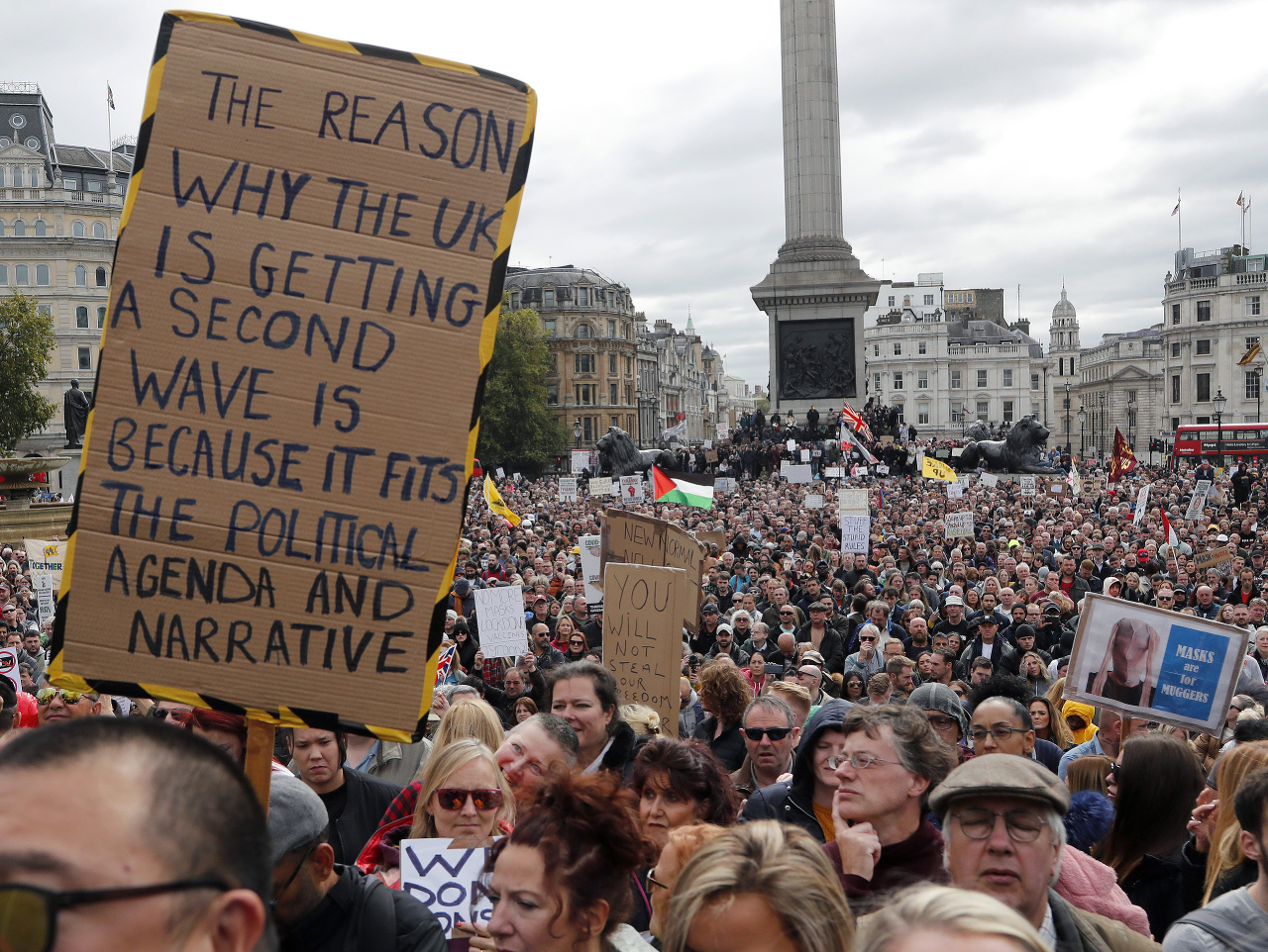 Ľudia protestujú proti prísnym pandemickým opatreniam na Trafalgarskom námestí v Londýne