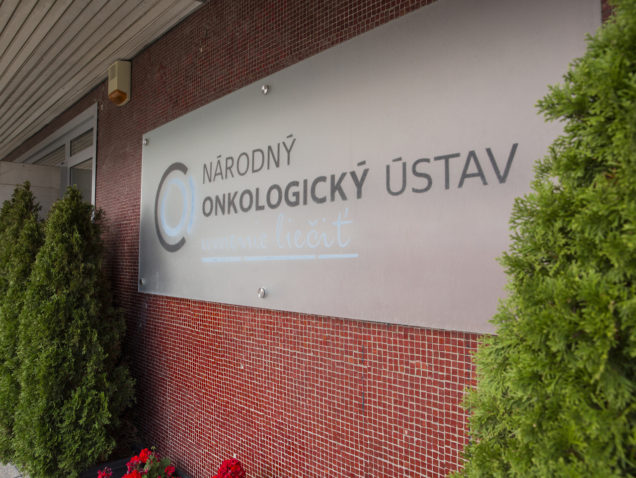 Na snímke logo na budove Národného onkologického ústavu (NOÚ) na Klenovej ulici v Bratislave