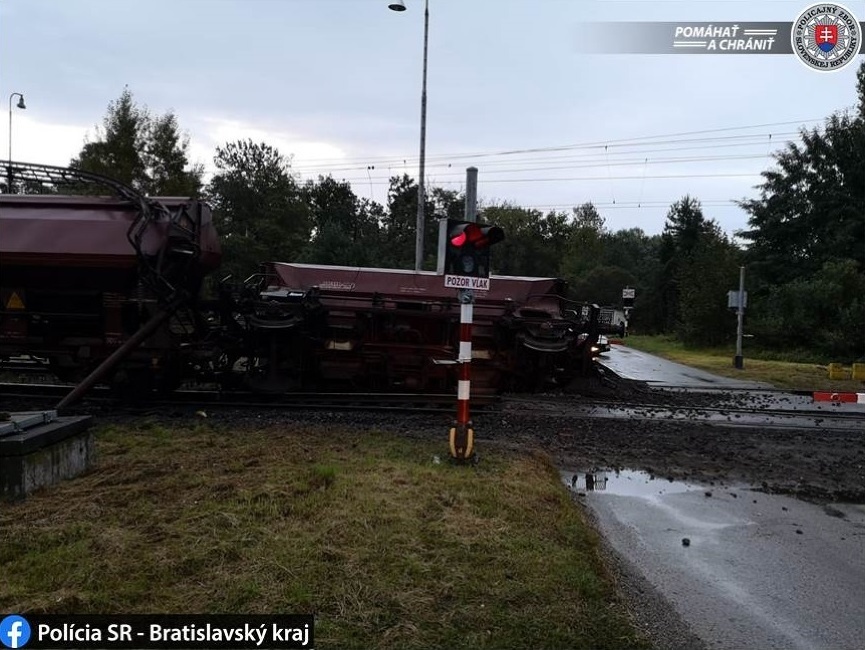 Na železničnej trati Veľké Leváre - Závod v okrese Malacky sa vykoľajili dva vagóny nákladného vlaku
