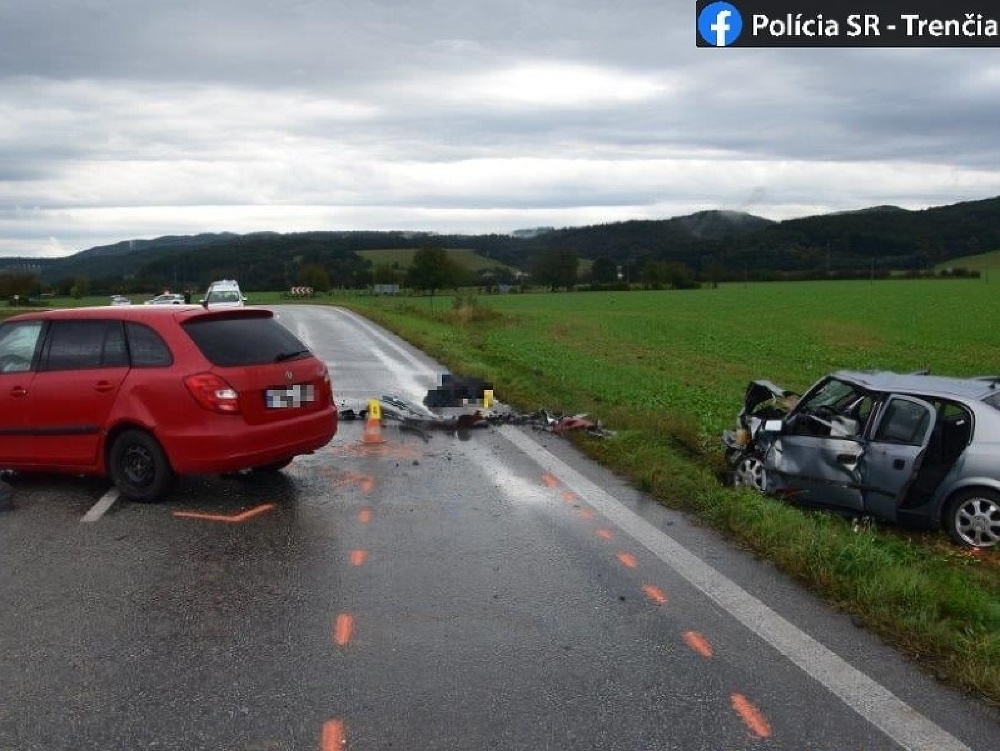 V doobedňajších hodinách došlo na ceste mezi obcami Prejta a Klobušice v okresne Ilava k tragickej dopravnej nehode.