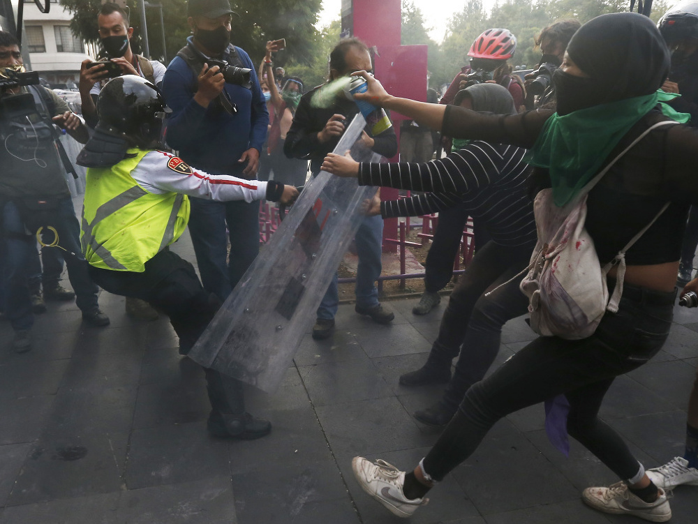 V Mexiku došlo k zrážkam medzi podporovateľkami práv na interrupciu a políciou