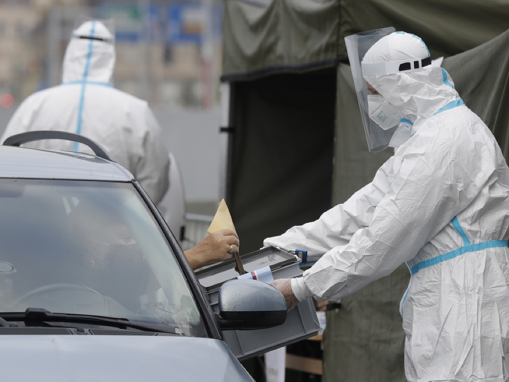 Česi hlasujú z vozidiel prvýkrát kvôli opatreniam v súvislosti s pandémiou nového koronavírusu.