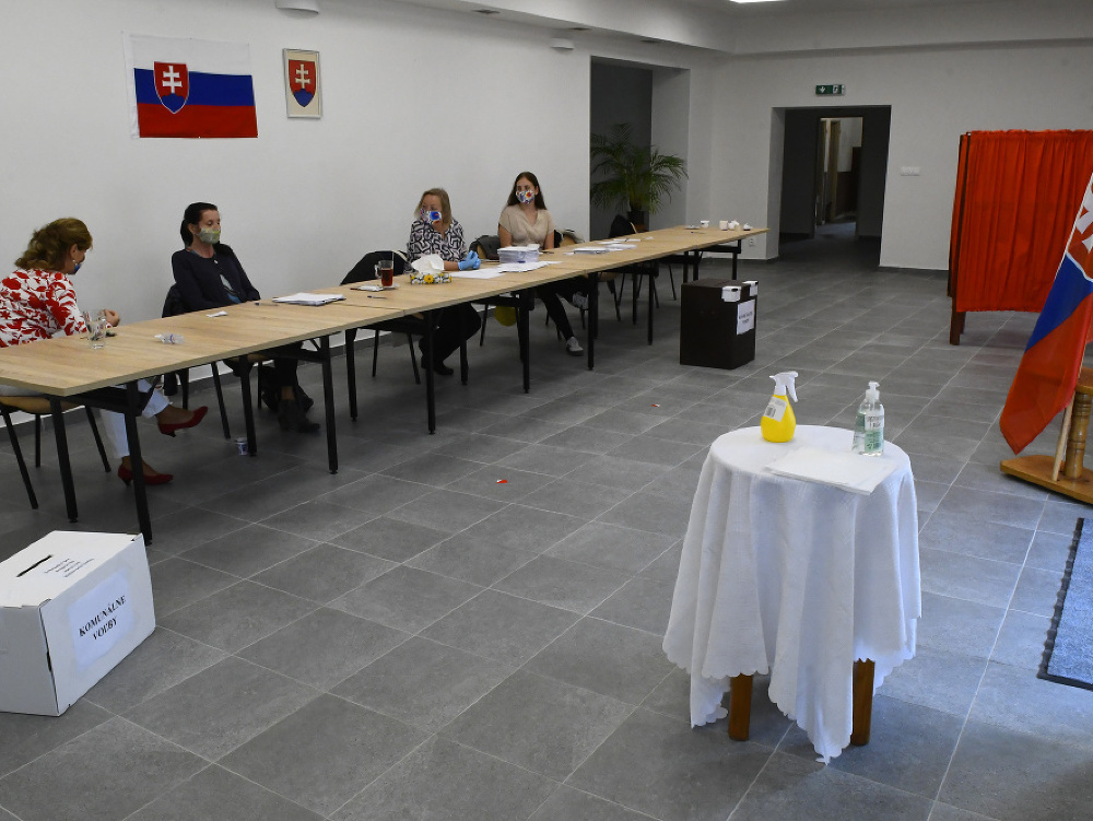 V 48 obciach si obyvatelia Slovenska volia starostu či poslancov, prípadne volia do oboch funkcií. 