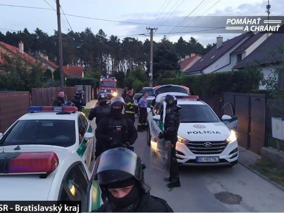 Policajti zasahujú v obci Plavecký Štvrtok.