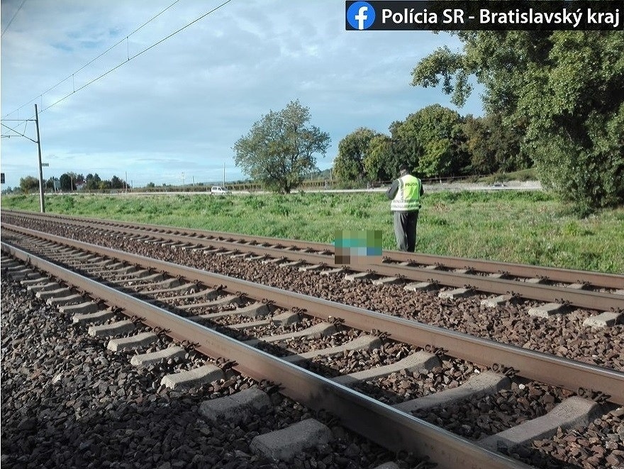 Dnes v čase krátko pred 07:00 h bolo na železničnej trati v okrese Pezinok nájdené telo muža doposiaľ neznámej totožnosti.
