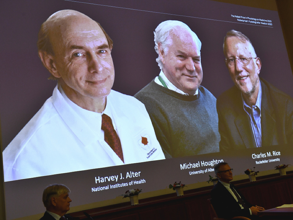 Nobelovu cenu za fyziológiu alebo medicínu za rok 2020 získali Američania Harvey Alter (vľavo) a Charles Rice (vpravo) a Brit Michael Houghton (uprostred) za výskum v súvislosti s objavom hepatitídy typu C.