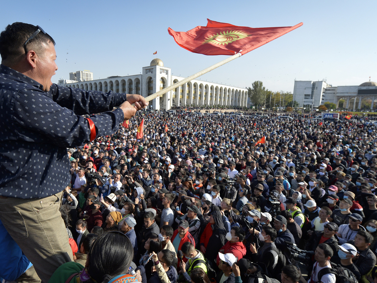 Protesty v Kirgizsku nabrali násilný spád