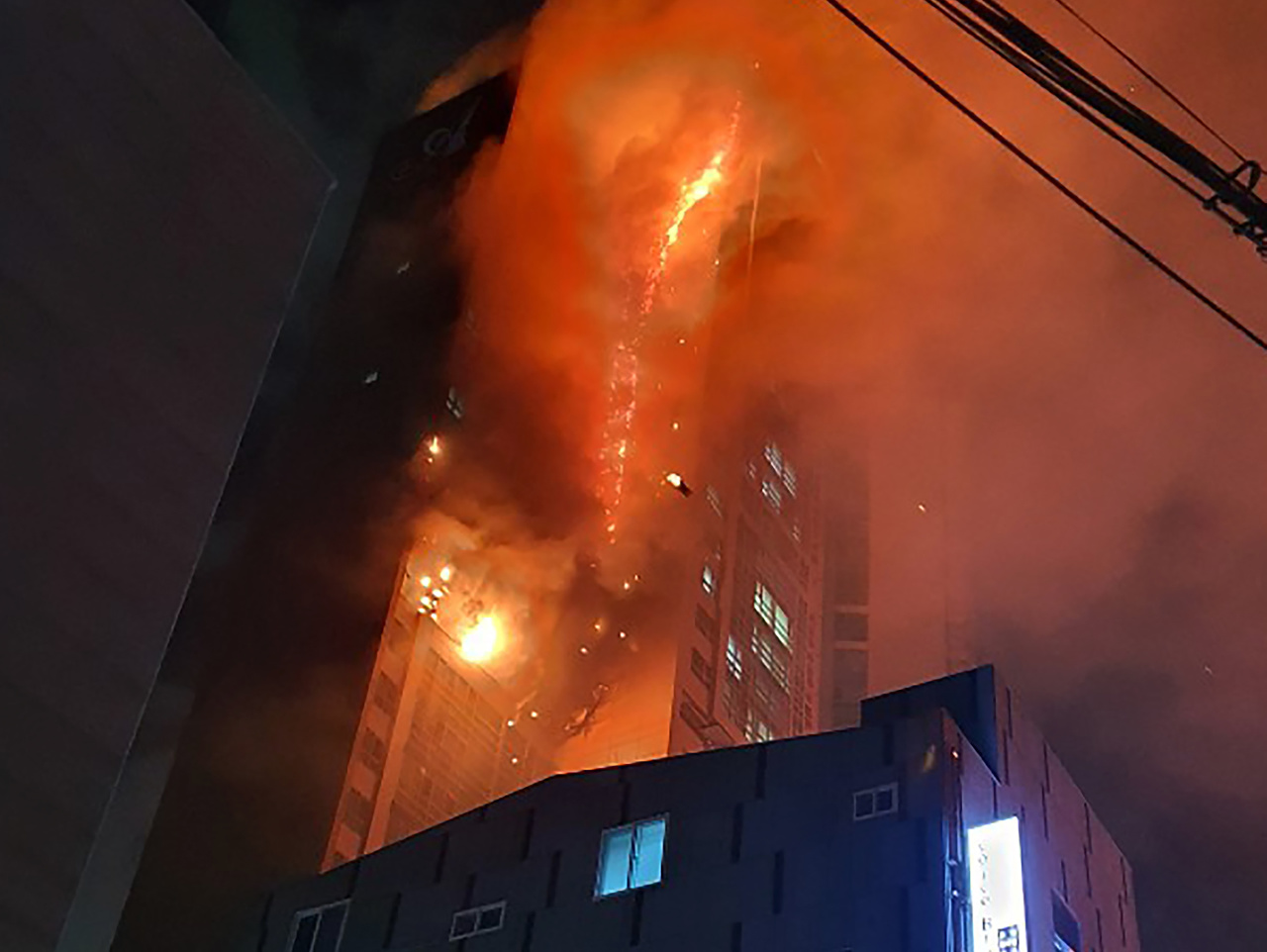 Požiar výškovej budovy vypukol vo štvrtok večer 23.07 h miestneho času.