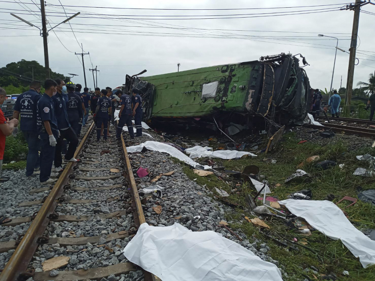 Pri zrážke vlaku s autobusom zomrelo najmenej 17 ľudí