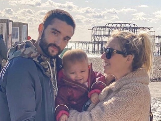 Tom Parker zverejnil na Instagrame fotku svojej krásnej rodiny. Zároveň oznámil fanúšikom zdrvujúce správy. 