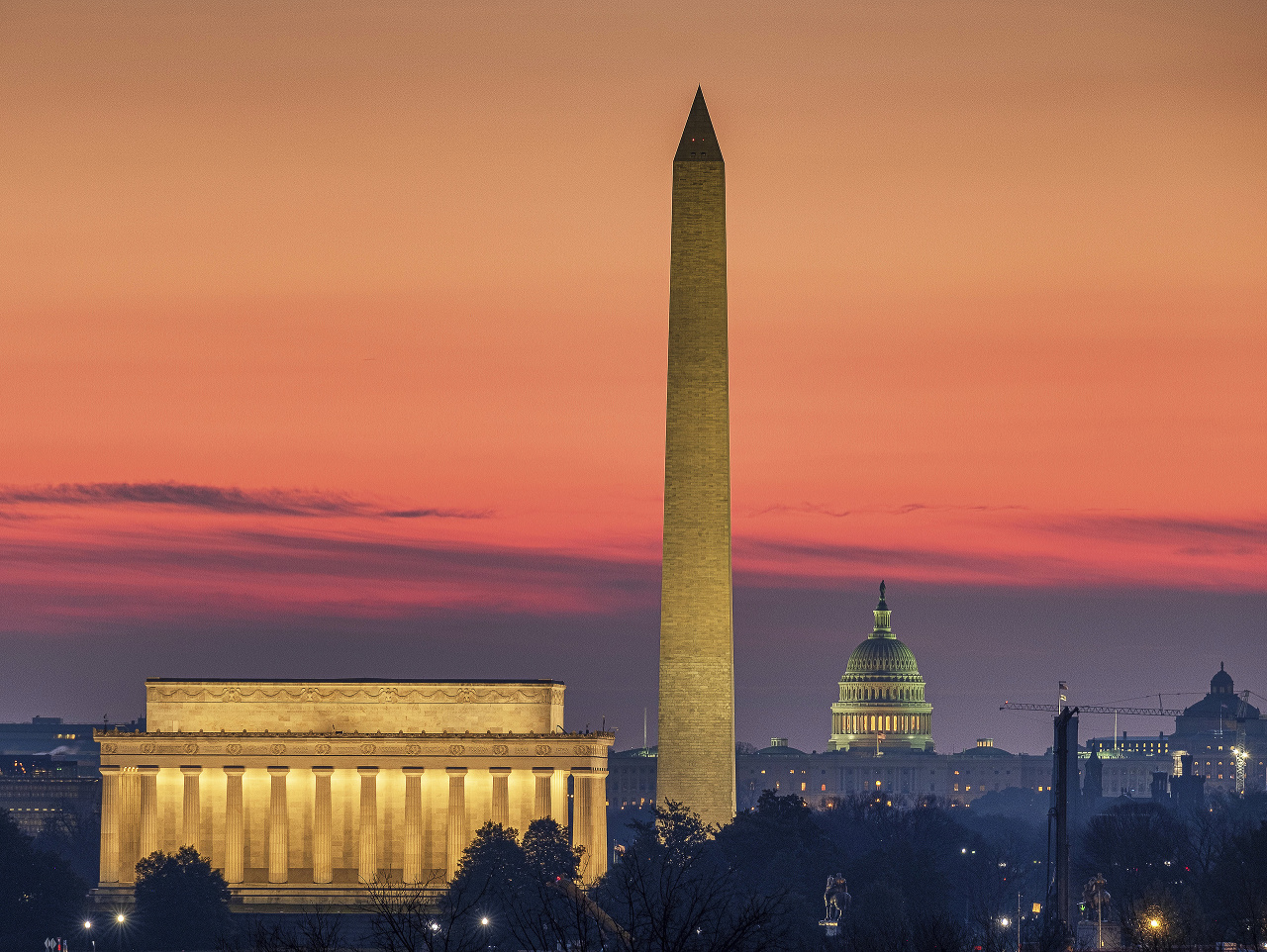 Na zábere vidno Kapitol (sídlo kongresu v pozadí), Washington Monument (stĺp) a Lincolnov pamätník (úplne vpredu)
