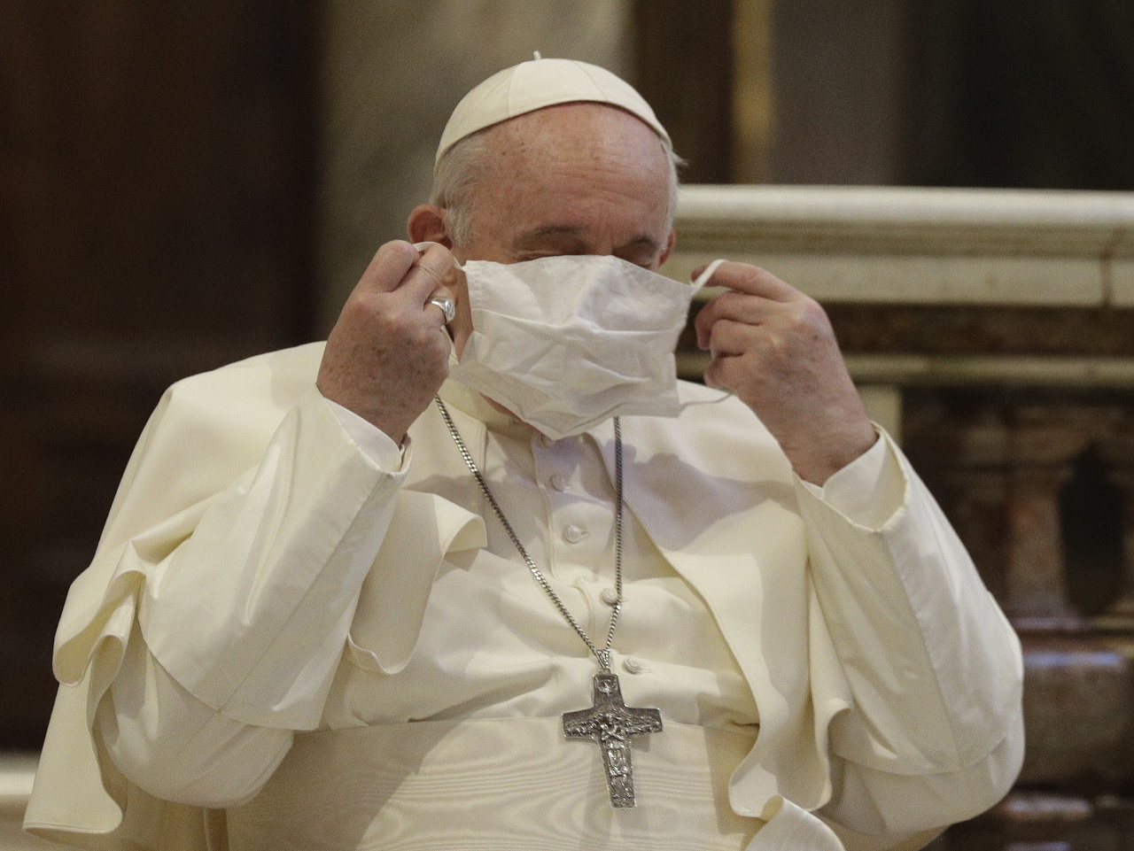Pápež František po prvýkrát s rúškom na verejnosti