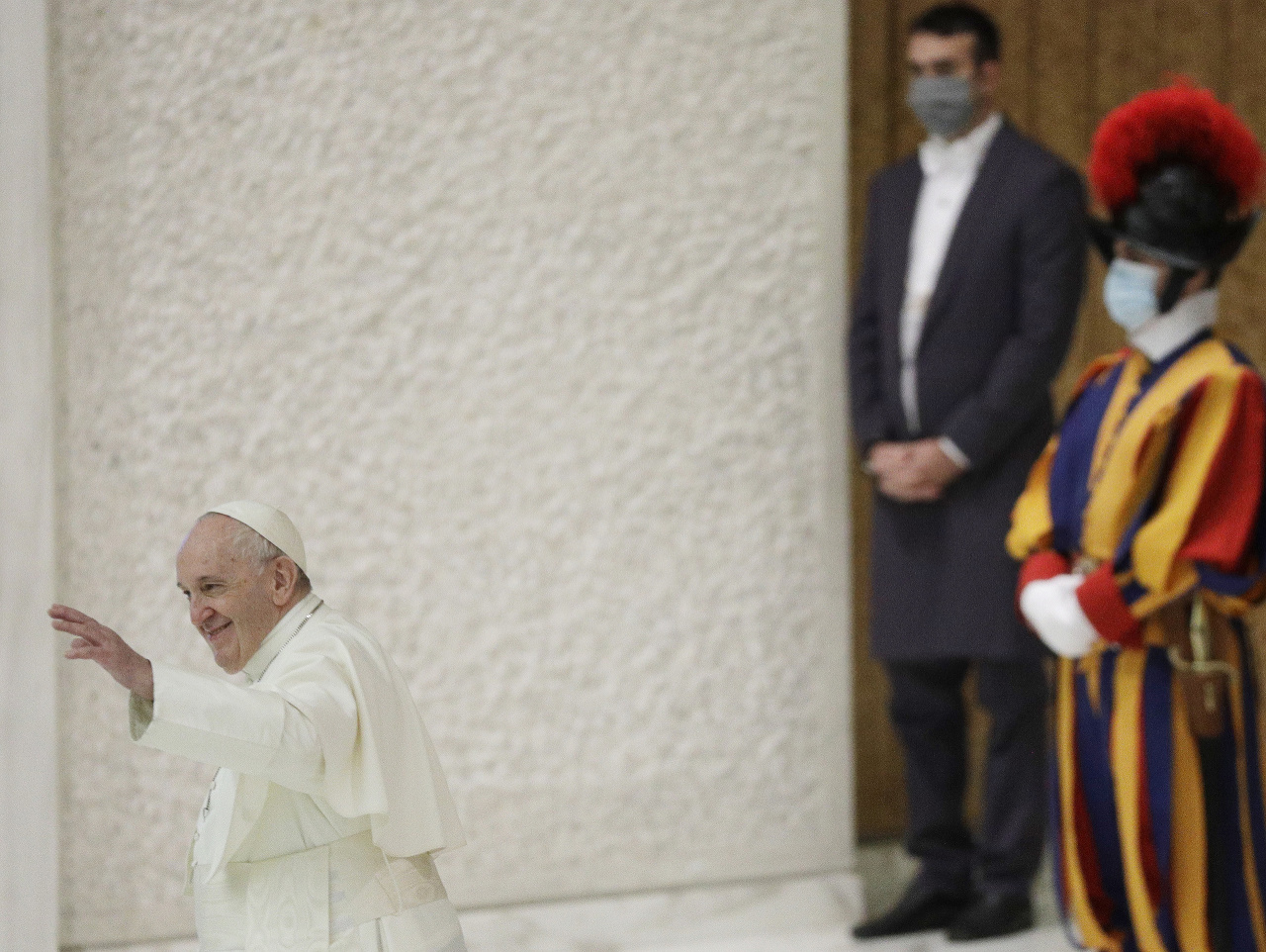Pápež František, v pozadí Švajčiarska garda