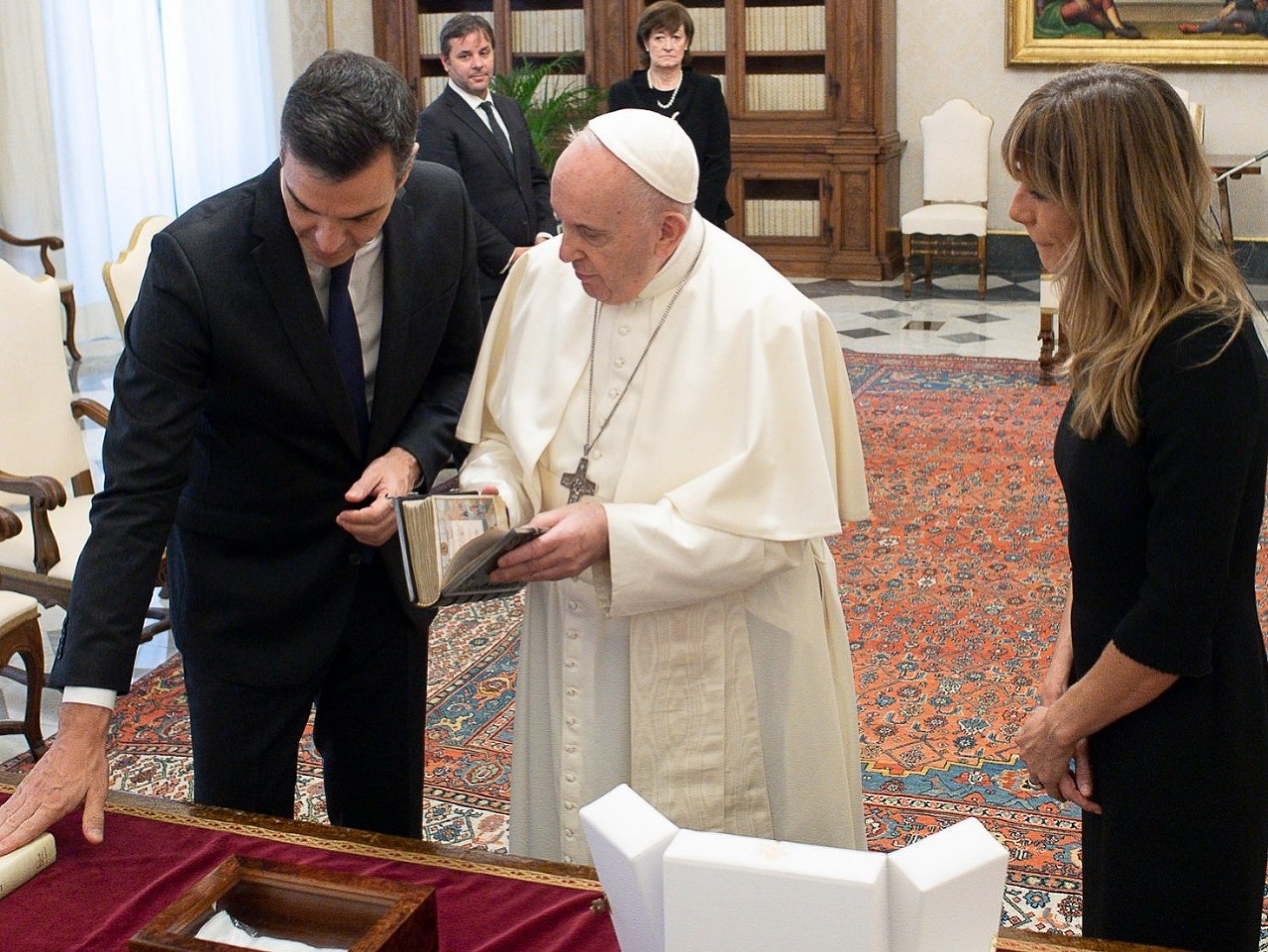 Rúška na tvárach španielskeho premiéra a pápeža chýbali
