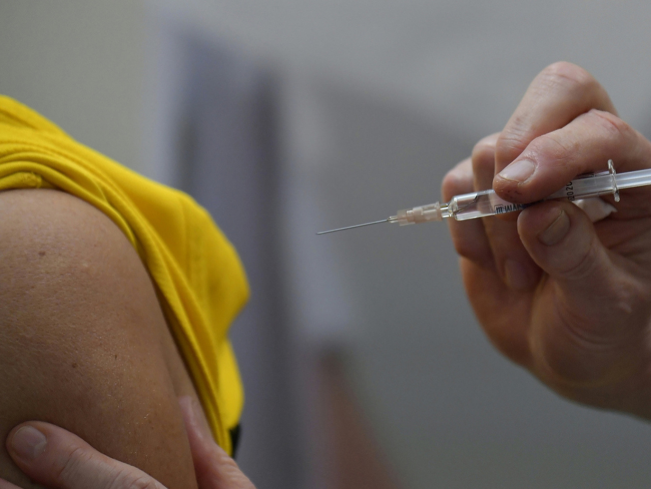 Prvá dávka vakcín proti novému koronavírusu v počte 180.000 kusov by mala na Slovensko doraziť začiatkom budúceho roka.