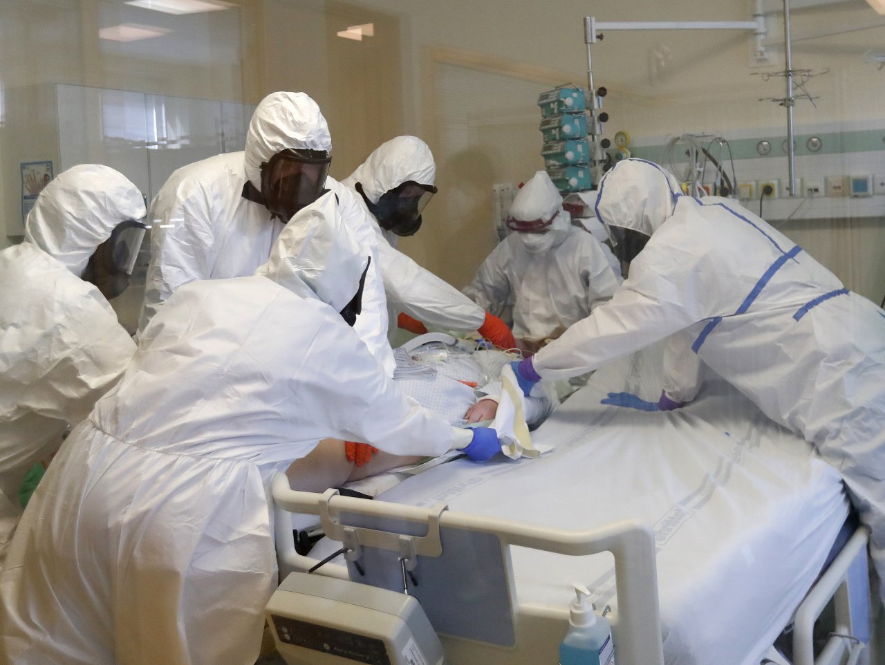 Na snímke zdravotníci pripravujú na prevoz pacienta s ochorením Covid-19 z JIS-ky v nemocnici v českom Kyjove do Brna
