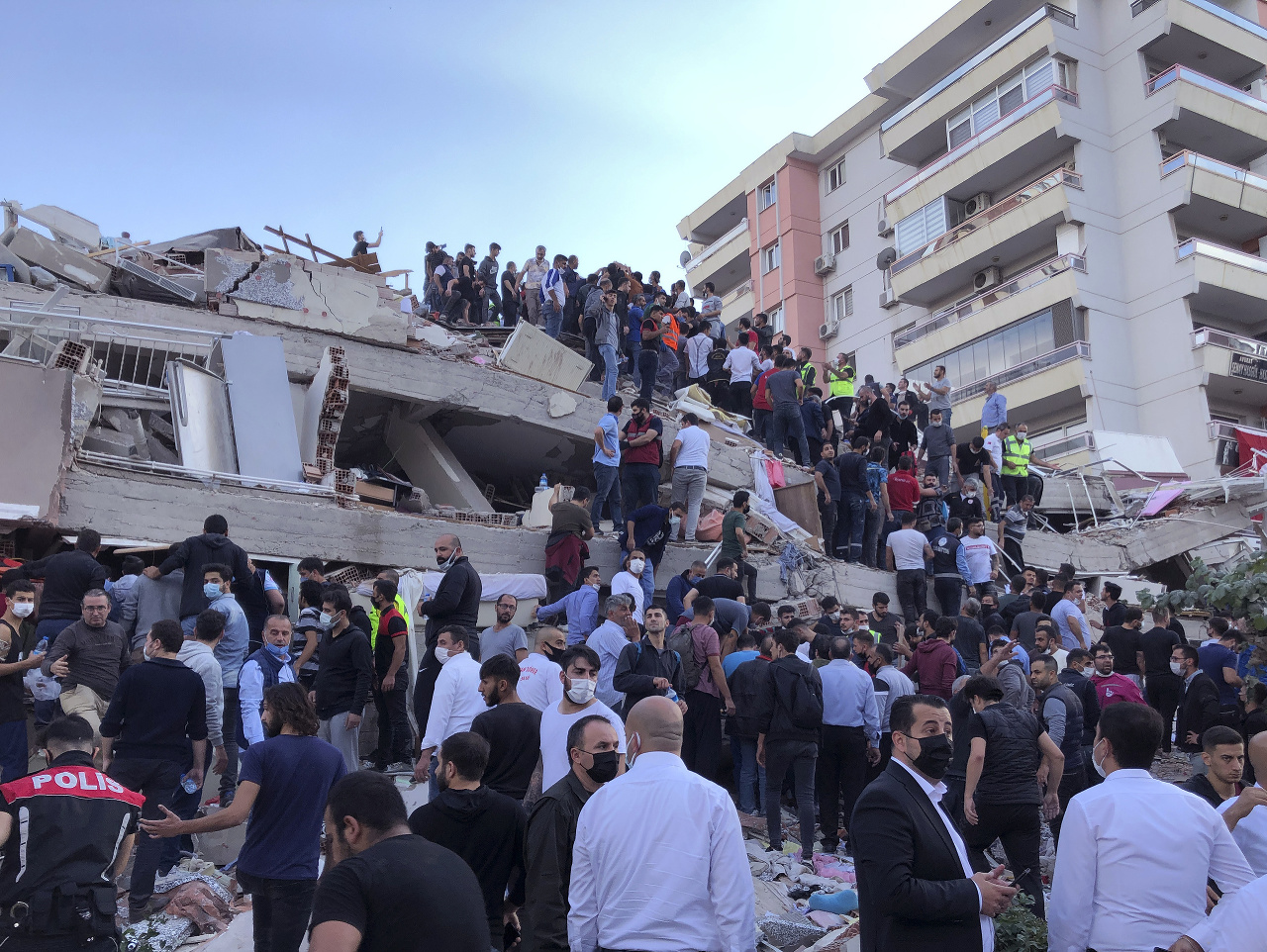 Zrútená budova v tureckom Izmire po zemetrasení.