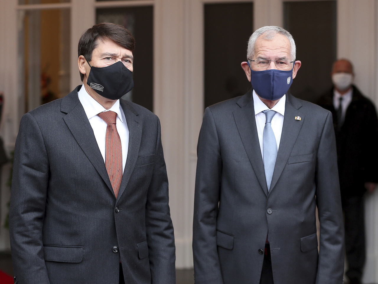 Maďarský prezident János Áder (vľavo) a rakúsky prezident Alexander Van der Bellen