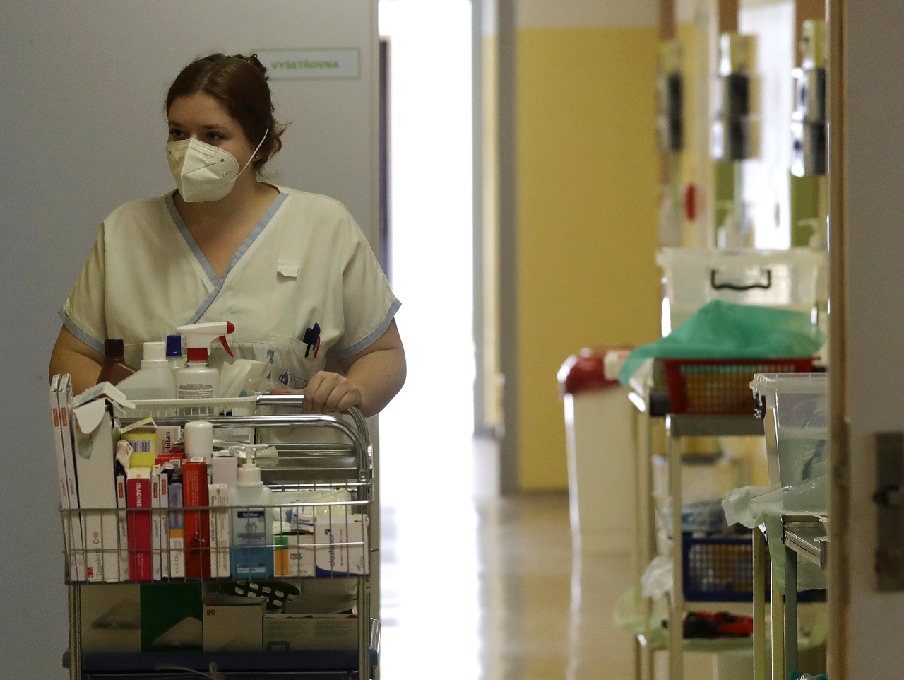 Na snímke študentka Karolína Repíková počas dobrovoľníckej práce v nemocnici v českom Kyjove