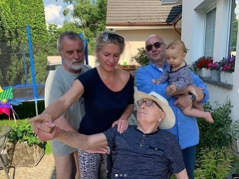 Olga Menzelová so svojimi tromi mužmi a najmladším synom.  