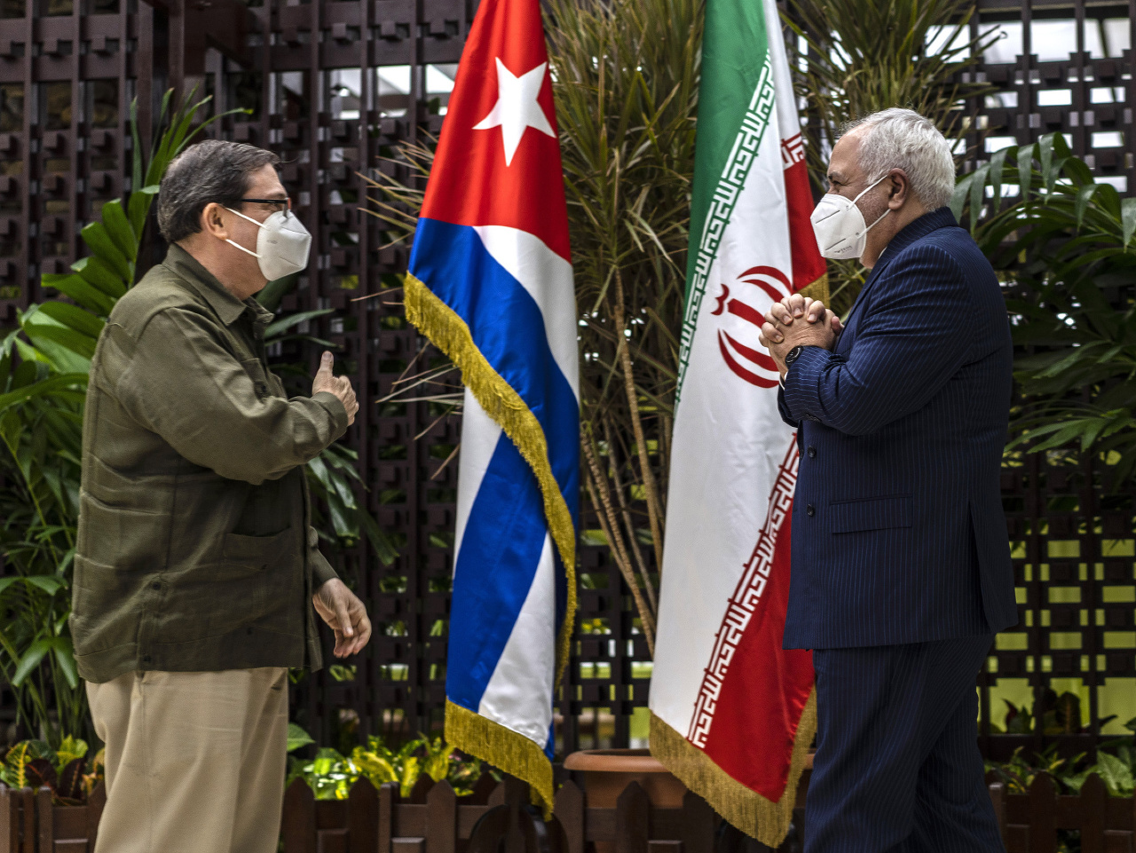Iránsky minister zahraničných vecí Mohammad Džavád Zaríf s ochrannou maskou počas stretnutia s kubánskym ministrom zahraničných vecí Brunom Rodríguezom Parrillom