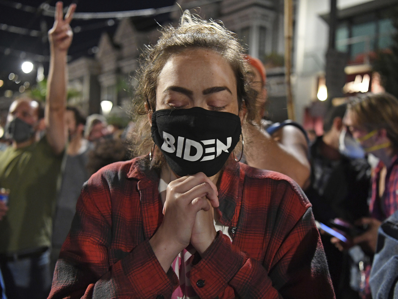 Bidenovi prívrženci oslavujú jeho víťazstvo.