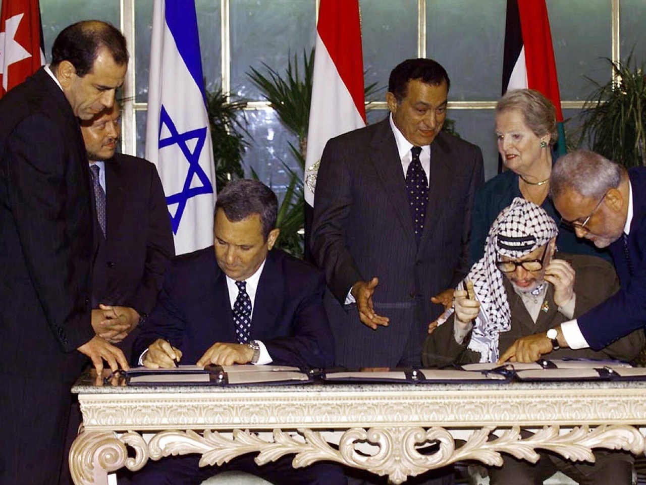 Zomrel palestínsky hlavný vyjednávač Saíb Irikát (na snímke vpravo)