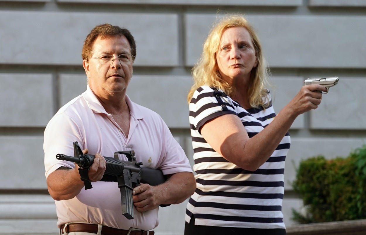 Manželia namierili zbrane proti demonštrantom z BLM 