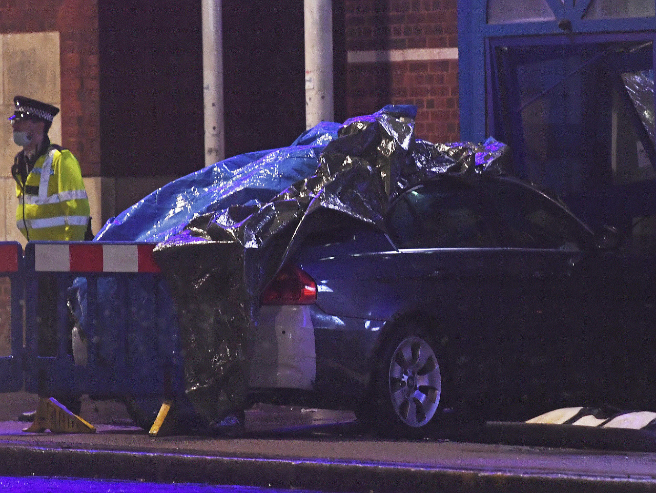 V Londýne narazilo auto do policajnej stanice