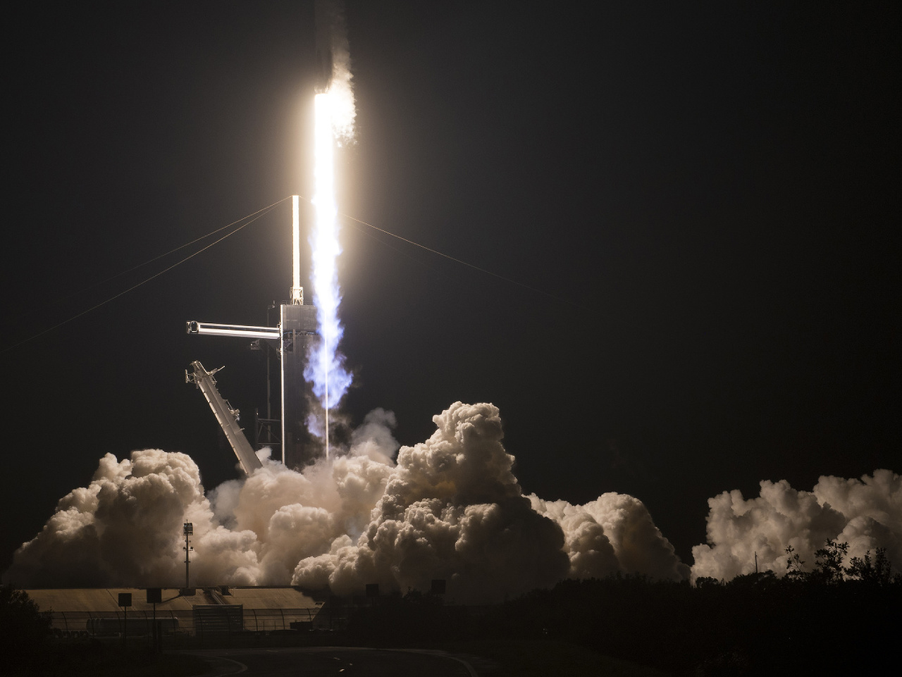 Vesmírna loď spoločnosti SpaceX s posádkou odštartovala k ISS