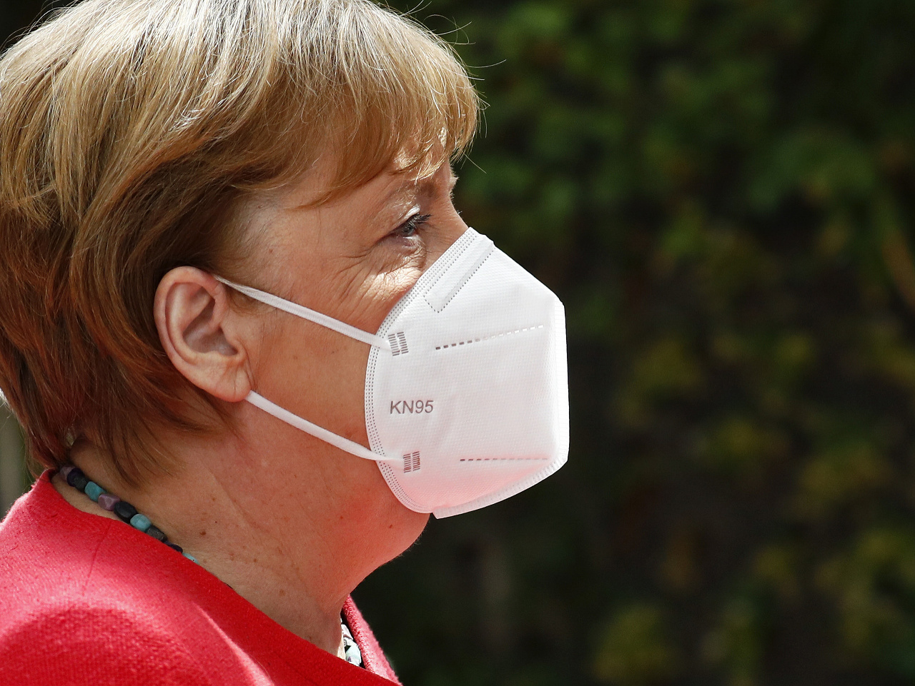 Merkelovej vláda sprísňuje opatrenia proti koronavírusu.