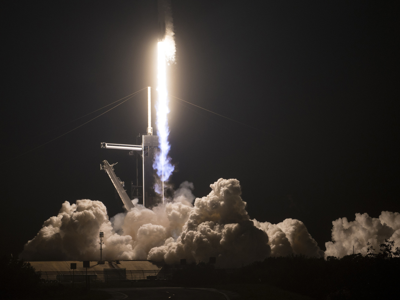 Vesmírna loď spoločnosti SpaceX s posádkou odštartovala k ISS