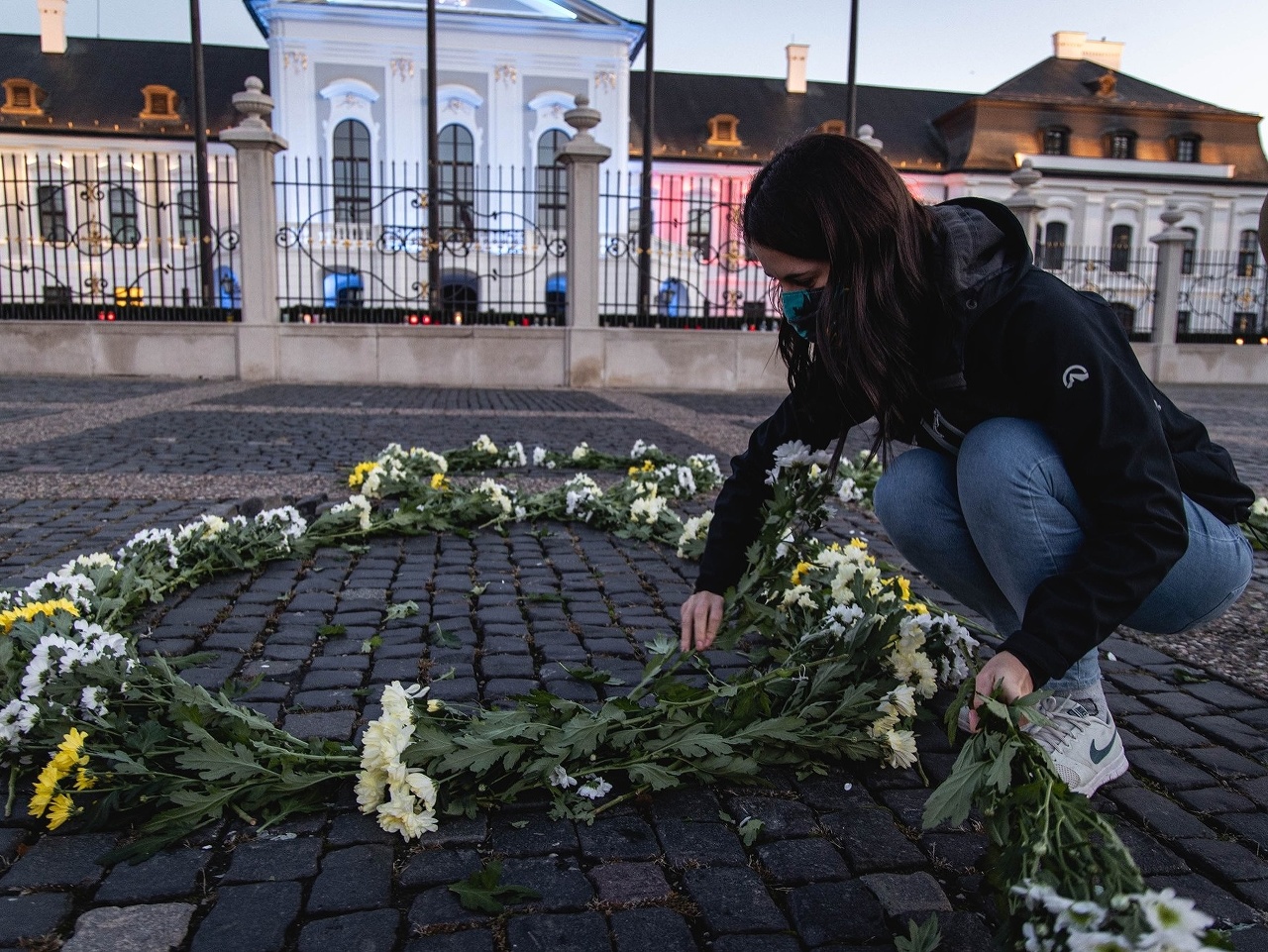 Iniciatíva Za Slušné Slovensko umiestnila na námestia miest tisícky kvetov