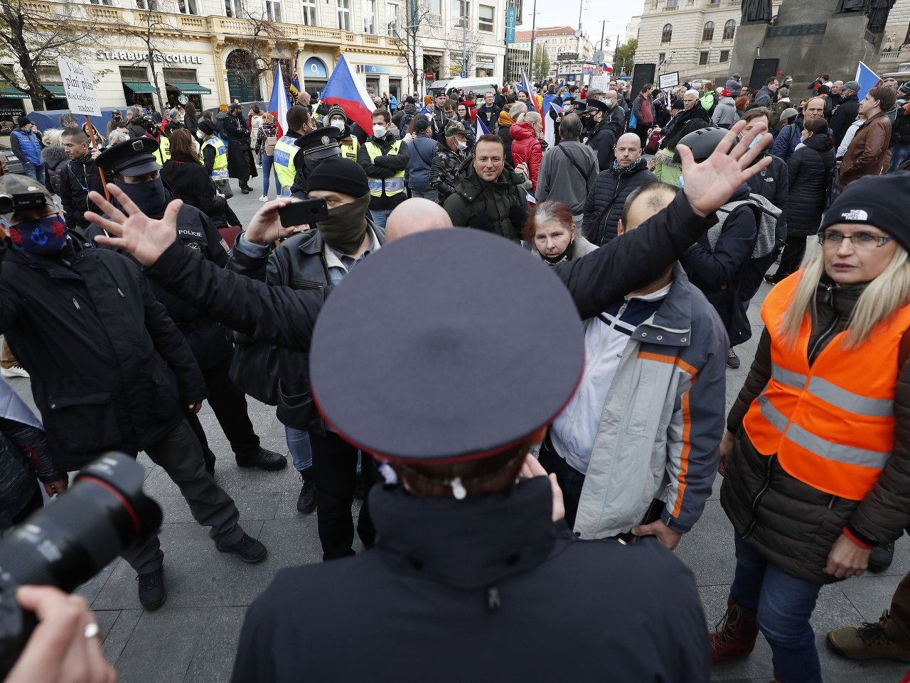 Demonštranti protestujú proti pandemickým opatreniam vlády v Prahe