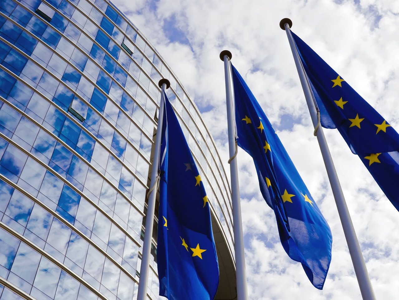 Vlajky EÚ pred budovou EK