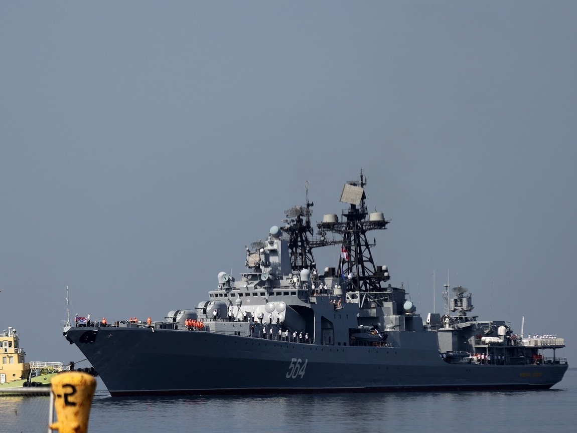 Ruské bojové plavidlo Admirál Vinogradov.