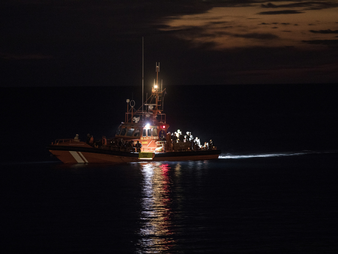 Najmenej osem utečencov sa utopilo po tom, čo sa v utorok večer ich čln prevrátil pri pobreží španielskych Kanárskych ostrovov
