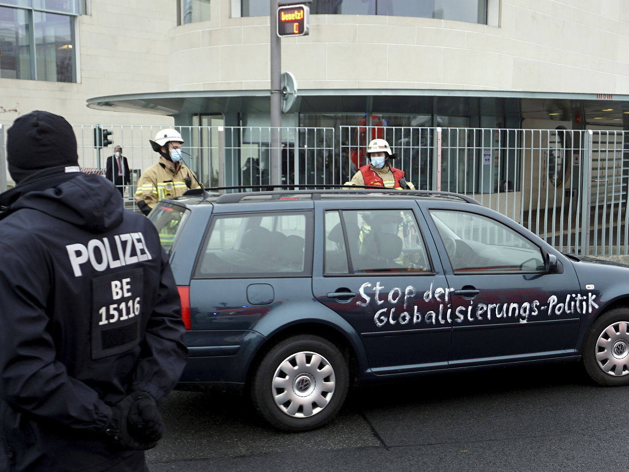 Vodič narazil do oplotenia úradu nemeckej kancelárky Angely Merkelovej