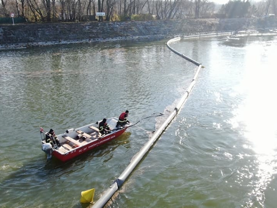 Hasiči asistujú pri odstraňovaní potopeného remorkéra spod Dunaja