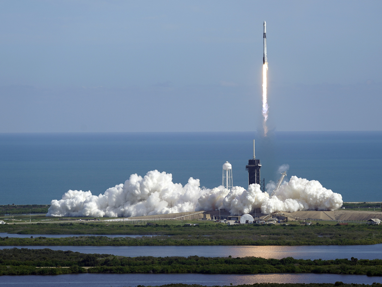 Štart nákladnej lode Crew Dragon spoločnosti SpaceX z Kennedyho vesmírneho strediska na Floride so zásobami pre Medzinárodnú vesmírnu stanicu (ISS)