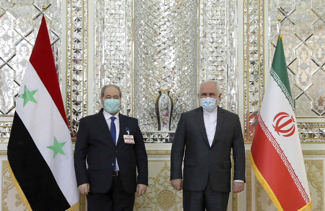 Iránsky minister zahraničných vecí Mohammad Džavád Zaríf (vpravo) a jeho sýrsky rezortný partner Faisal Mikdád počas stretnutia v Teheráne